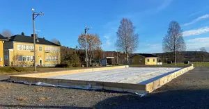 Ny markberedning, sarg och underlagsduk för isbanan i Västanå.